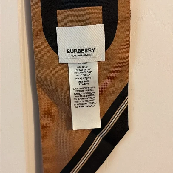 Like-new Burberry scarf - Picture 3 of 4